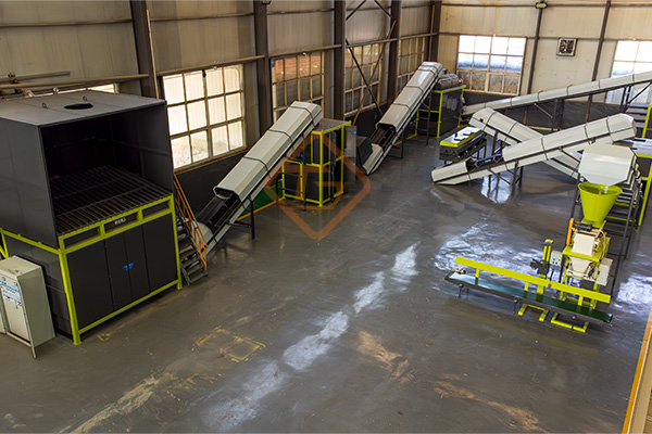 養(yǎng)豬場糞便含水高、太臭怎么解決?小型豬糞有機肥生產(chǎn)線怎么建?