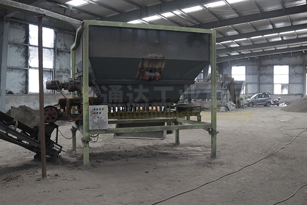 新疆年產十萬噸有機無機復混肥生產線裝車發(fā)貨