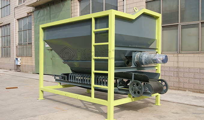 鏟車喂料機(jī)3.jpg 鏟車喂料機(jī)3.jpg